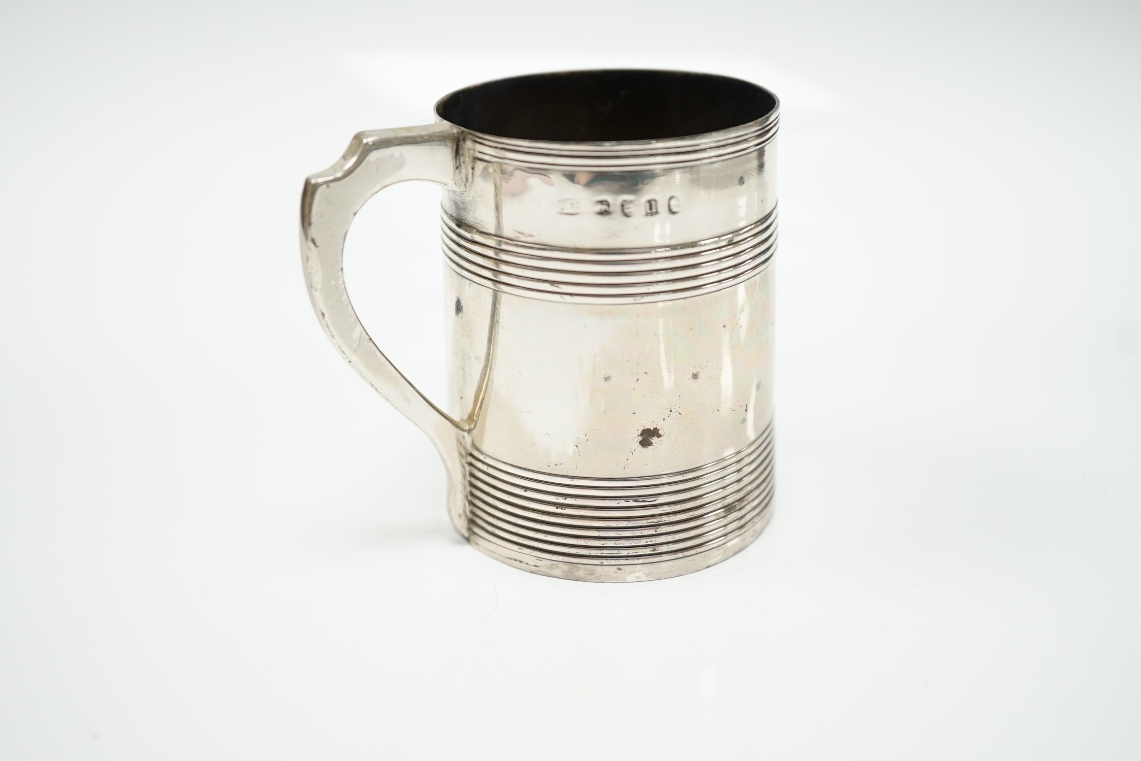 A George III reeded silver small mug, London, 1795, height 70mm, 99 grams.